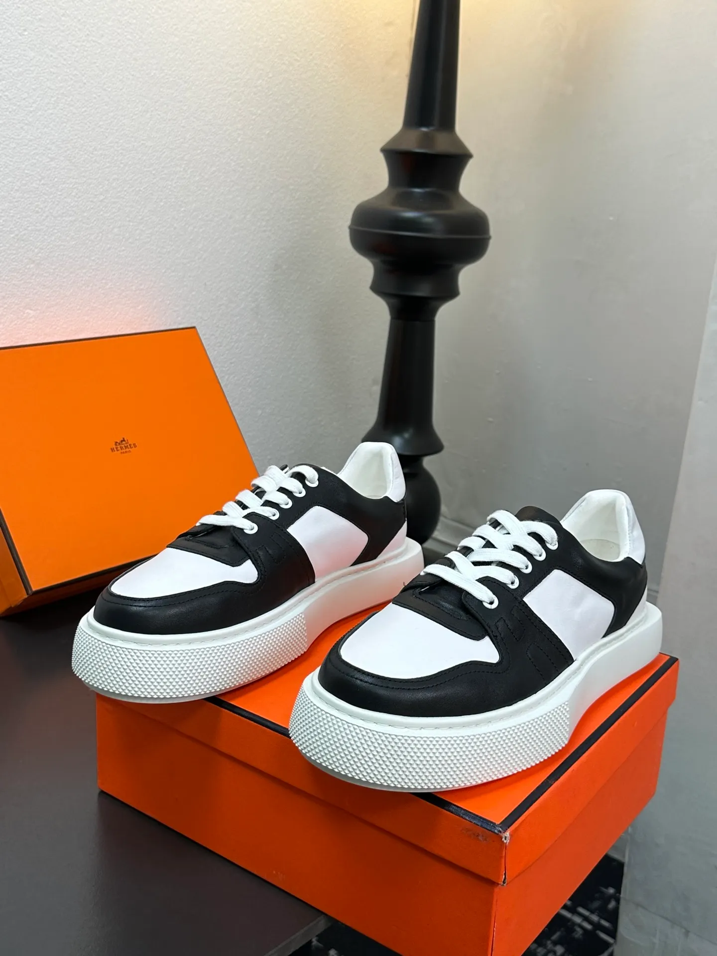 p700💰Men's shoes ❤️❤️Hermes top version# Hermès deep series couple's small white shoes casual skateboard shoes Stylish graphic design to create retro style Upper: cowhide material Lining: sheepskin lining Outsole: TPU outsole Size: 38-45